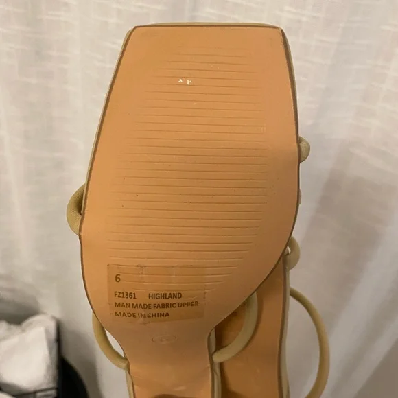 Miss Lola Heels - Picture 4 of 4